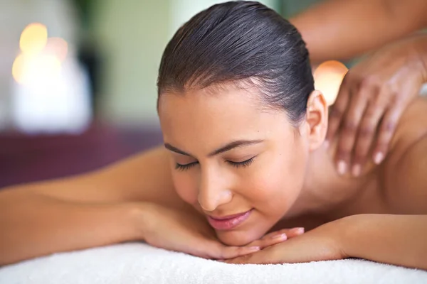 Ralentissez. Prise de vue d'une jeune femme bénéficiant d'un massage du dos dans un spa. — Photo