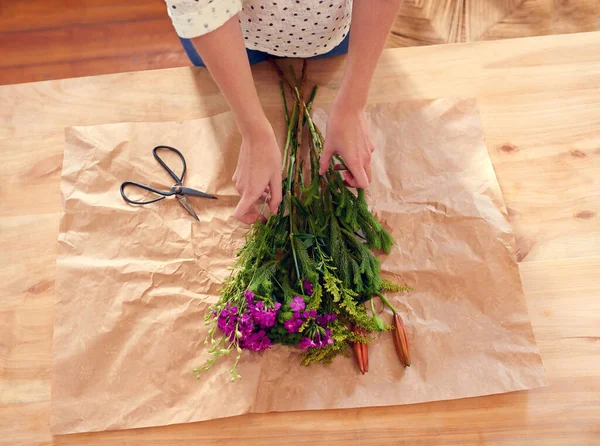 Ilumine a sua casa com algumas flores. Tiro cortado de uma jovem mulher organizando flores em casa. — Fotografia de Stock