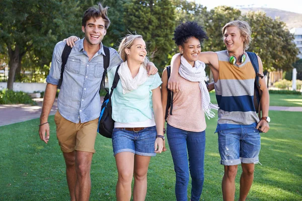 Üniversite yıllarını seviyorum. Bir grup öğrenci dersten sonra parkta yürüyüş yapıyor.. — Stok fotoğraf