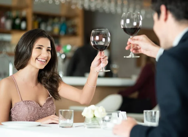 Cinta layak dirayakan setiap hari. Ditembak dari pasangan muda yang bahagia bersulang dengan anggur pada tanggal romantis di sebuah restoran. — Stok Foto