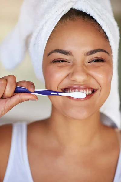 Dentes saudáveis são dentes felizes. Retrato de uma jovem feliz e atraente escovando os dentes. — Fotografia de Stock