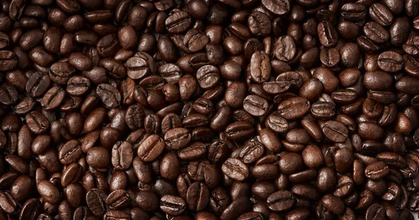 A pörkölés kihozza a babba zárt aromát és ízt. Szoros kép kávébabról. — Stock Fotó