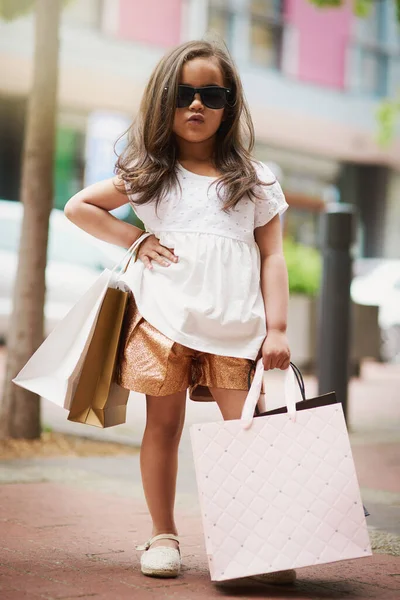 Ela é uma compradora elegante. Retrato de uma menina adorável segurando sacos de compras enquanto na cidade. — Fotografia de Stock