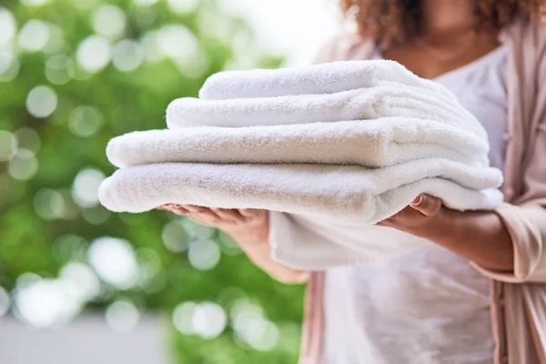 Taas onnistunut pyykkipäivä. Tuntematon nainen pesemässä pyykkiä kotona.. — kuvapankkivalokuva