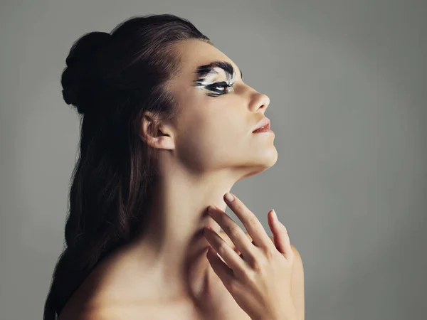 Κράτα το ελκυστικό για το μάτι. Στιγμιότυπο στούντιο μιας ελκυστικής νεαρής γυναίκας που φοράει τολμηρό μακιγιάζ ματιών. — Φωτογραφία Αρχείου