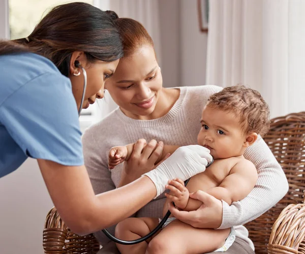 Laten we eens naar die longen luisteren. Shot van een arts luisteren naar een baby borst met haar stethoscoop. — Stockfoto