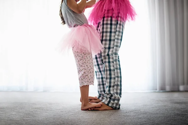 Цього разу все добре, щоб наступити на пальці ніг. Обрізаний знімок невпізнаваного батька та його дочки танцюють вдома . — стокове фото