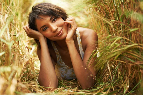 Die Landschaft genießen. Schnittwunde einer Frau in einem Weizenfeld. — Stockfoto