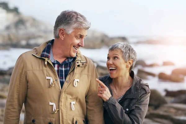 Tar en promenad på stranden med min kärlek. Skjuten av ett vackert äldre par som tar en promenad på stranden. — Stockfoto