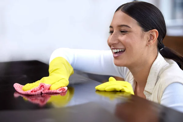 Voglio vedere il mio riflesso. Girato di una bella giovane donna che pulisce un tavolo. — Foto Stock