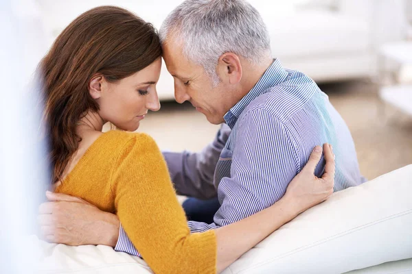 Ze delen een tedere liefde. Achteraanzicht shot van een jonge vrouw en haar volwassen man wordt liefdevol. — Stockfoto