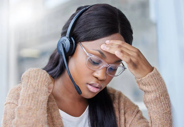 Je suis tellement stressé par ce délai. Prise de vue d'une femme d'affaires souffrant d'une migraine à son bureau. — Photo