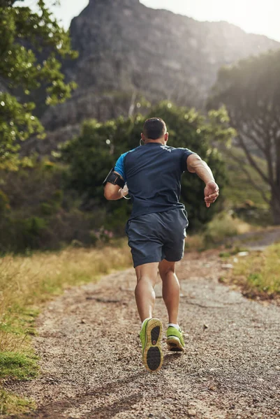 Beginnend op weg naar fitness. Achteraanzicht van een jongeman die buiten rent. — Stockfoto