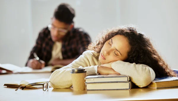 Учеба может быть утомительной. Обрезанный снимок привлекательной молодой студентки колледжа, спящей на своих учебниках в классе. — стоковое фото