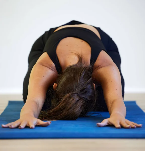 Йога изменит твою жизнь и то, как ты будешь жить. Снимок молодой женщины, практикующей йогу дома. — стоковое фото