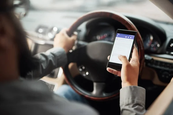 Pisanie SMS-ów i prowadzenie samochodu w razie wypadku. Strzał mężczyzny używającego telefonu podczas jazdy. — Zdjęcie stockowe