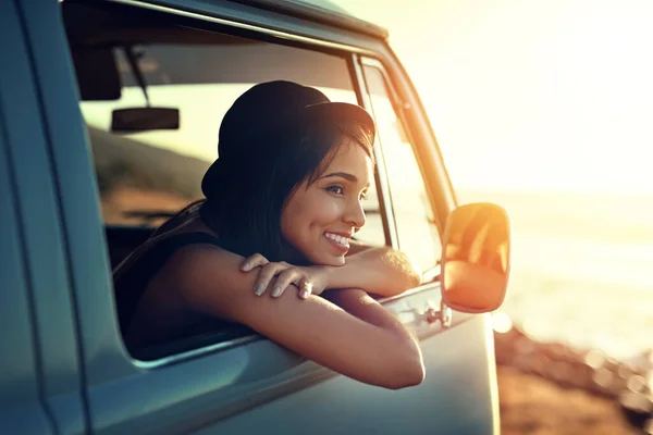 Entschleunigung in diesem Sommer. Aufnahme einer jungen Frau bei einem entspannten Roadtrip. — Stockfoto