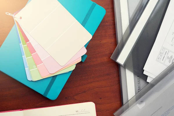 Diseñadores esenciales. Alto ángulo de tiro de muestras de color y papeleo en un escritorio. — Foto de Stock