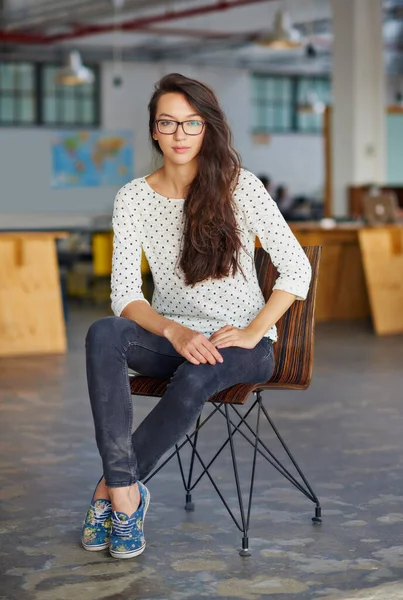 Έχω τα μάτια μου στην επιτυχία. Πορτρέτο μιας ελκυστικής νεαρής γυναίκας που κάθεται σε ένα γραφείο. — Φωτογραφία Αρχείου