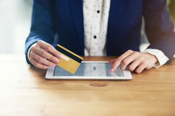 Hepsini ödemek için bir kart. Tanınmayan bir iş kadınının dijital tablet kullanarak internette kredi kartı ödemesi.. — Stok fotoğraf