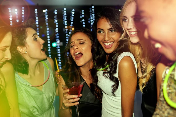 Tanzen ins neue Jahr. Aufnahme einer Gruppe junger Leute, die sich in einem Nachtclub vergnügen. — Stockfoto