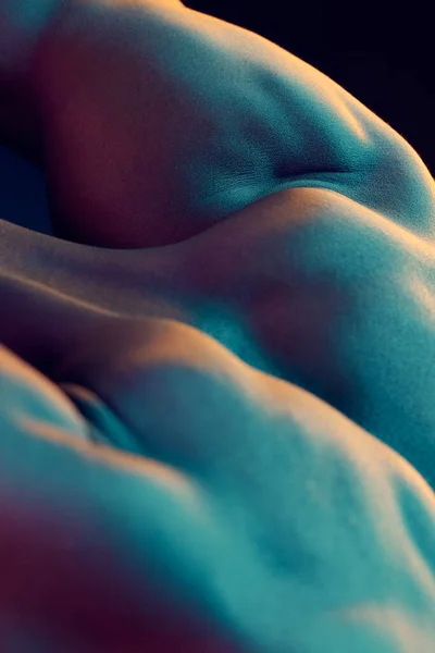 Är det en kropp eller är det konst? Skott av en muskulös man poserar mot en studio bakgrund. — Stockfoto