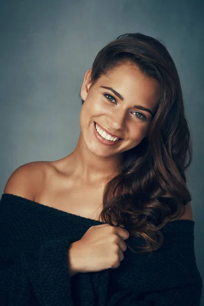 Brillando con pura confianza. Retrato de una hermosa joven sonriendo sobre un fondo gris en el estudio. — Foto de Stock