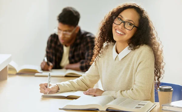 Κρατάω σημειώσεις. Καλλιεργημένη προσωπογραφία μιας ελκυστικής νεαρής φοιτήτριας που γράφει στο σημειωματάριό της ενώ κάθεται στην τάξη. — Φωτογραφία Αρχείου