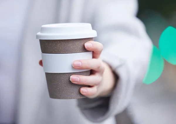 하루를 카페인 증가세로 시작하라. 인식 할 수없는 사람 이 커피 잔을 들고 있는 장면. — 스톡 사진