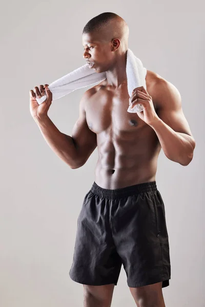 Fitness je vždy k dispozici, aby se vaše zaměření. Studio záběr svalnatý mladý muž pózující na šedém pozadí. — Stock fotografie