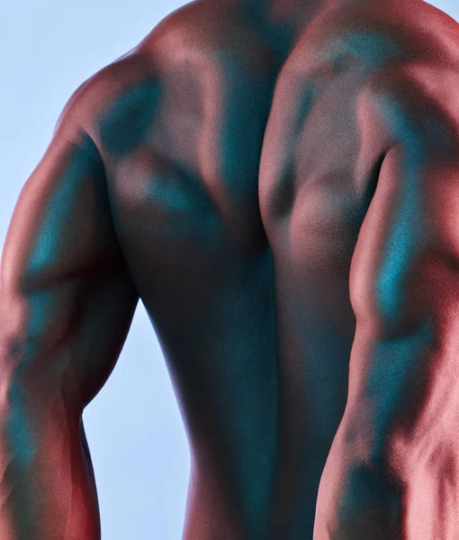 Esta es la motivación que has estado buscando para entrenar y entrenar. Fotografía de un hombre musculoso posando sobre un fondo de estudio. —  Fotos de Stock