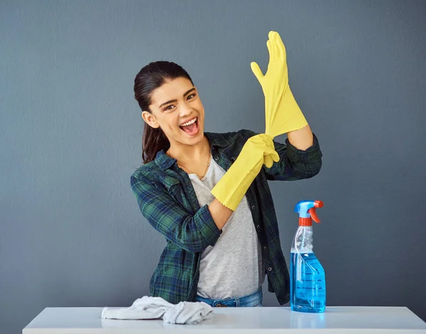 Non pulisco mai senza guanti di gomma. Studio ritratto di una giovane donna attraente che indossa i guanti di gomma per fare alcune pulizie primaverili. — Foto Stock