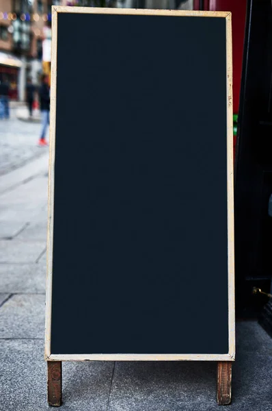 Tillräckligt med plats för din annons. Skott av en trottoarskylt med plats för dig att lägga till din egen text. — Stockfoto