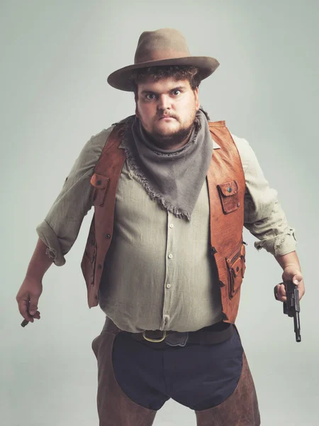 Hij zei dat hij mijn beste vriend was... dan komt hij terug als een zombie en probeert me totaal niet cool op te eten. Een overgewicht cowboy ziet er vrij intens uit. — Stockfoto