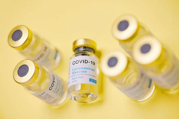 Αυτό το εμβόλιο αλλάζει το παιχνίδι. Στιγμιότυπο από σωλήνες εμβολίου σε κίτρινο φόντο. — Φωτογραφία Αρχείου
