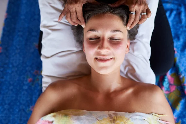 Questo è il massaggio più piacevole e rilassante che ho avuto. Colpo ad angolo alto di una giovane donna che si fa un massaggio rilassante alla spa. — Foto Stock