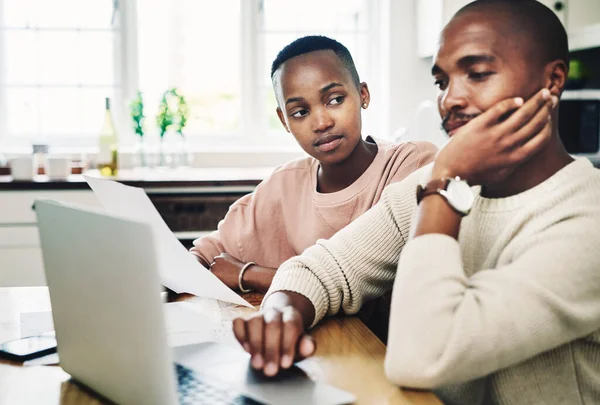 Estas contas estão mesmo a stressá-lo. Tiro de um jovem casal olhando estressado ao rever suas finanças em um laptop em casa. — Fotografia de Stock