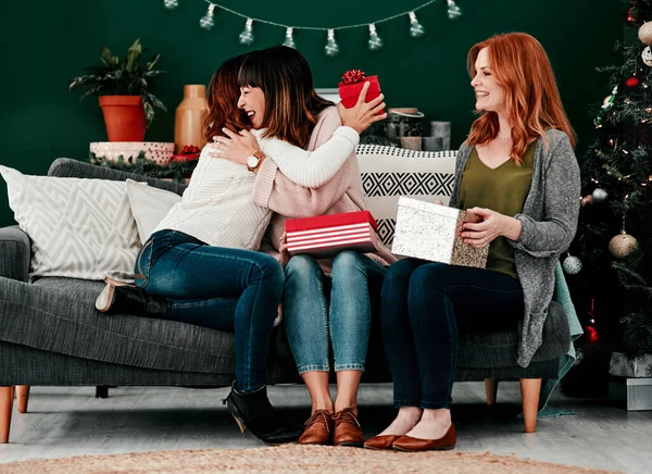 Gerçekten en iyisisin. Noel zamanı koltukta otururken üç çekici orta yaşlı kadının hediyeleri açması.. — Stok fotoğraf