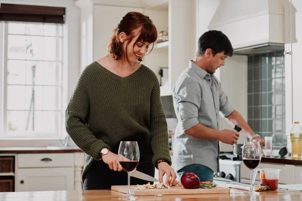 We delen net zoveel plichten als liefde. Gehakt schot van een paar samen koken in de keuken thuis. — Stockfoto