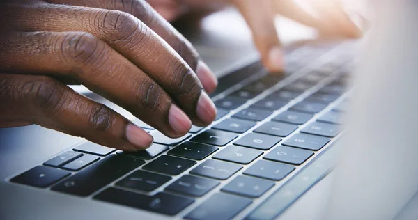 Produtividade na ponta dos dedos. Tiro de um homem de negócios usando seu laptop no escritório. — Fotografia de Stock