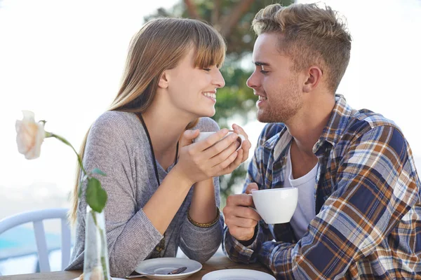 La manera perfecta de empezar el día es contigo. Una joven pareja disfrutando del desayuno afuera. —  Fotos de Stock