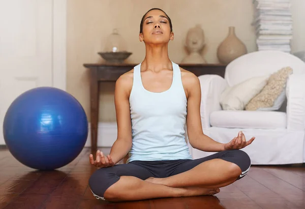 Amener le corps, l'esprit et l'esprit en harmonie. Plan complet d'une jeune femme faisant du yoga à la maison. — Photo