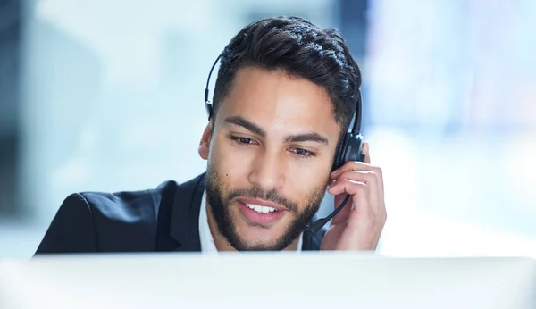 Sim, ajudamos com esses problemas. Tiro de um jovem empresário que trabalha num call center. — Fotografia de Stock