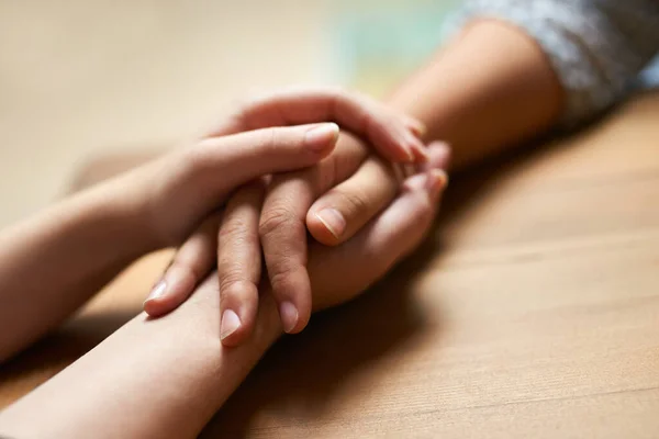 Rör någons liv med vänlighet. Beskuren bild av två personer som håller varandra i handen. — Stockfoto