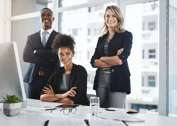 Nichts funktioniert so gut wie Teamwork. Porträt einer Gruppe von Geschäftsleuten, die in einem Büro zusammenarbeiten. — Stockfoto
