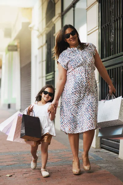 女孩将是女孩。一个母亲和她的小女儿在城里疯狂购物的画像. — 图库照片