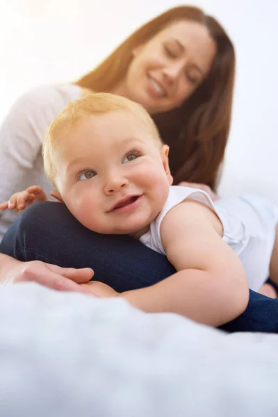 Calme-toi avec maman. Tourné d'une mère passant du temps avec son bébé garçon. — Photo