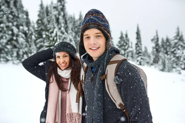Liebhaber durch alle Jahreszeiten. Aufnahme eines glücklichen jungen Paares, das sich im Schnee vergnügt. — Stockfoto