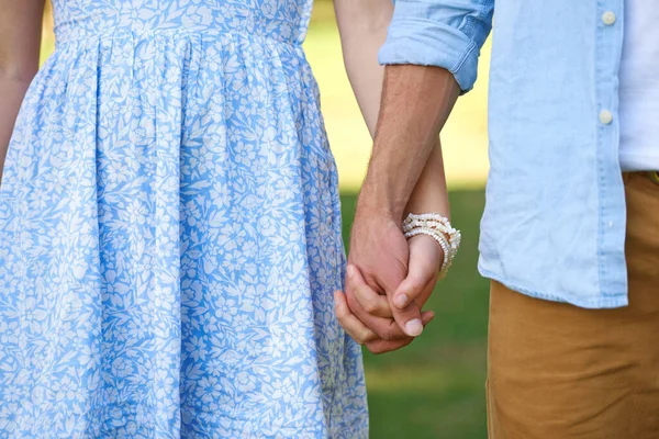 人生を手に歩く。外で手を握っている若いカップルの作物のショット. — ストック写真