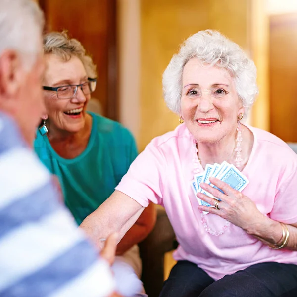 Sie können meine Karten nicht sehen. Schnappschuss von Senioren beim Kartenspielen im Altersheim. — Stockfoto